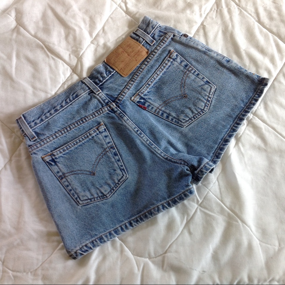 1990s LEVIS acid washed short jean shorts - Picture 2 of 7